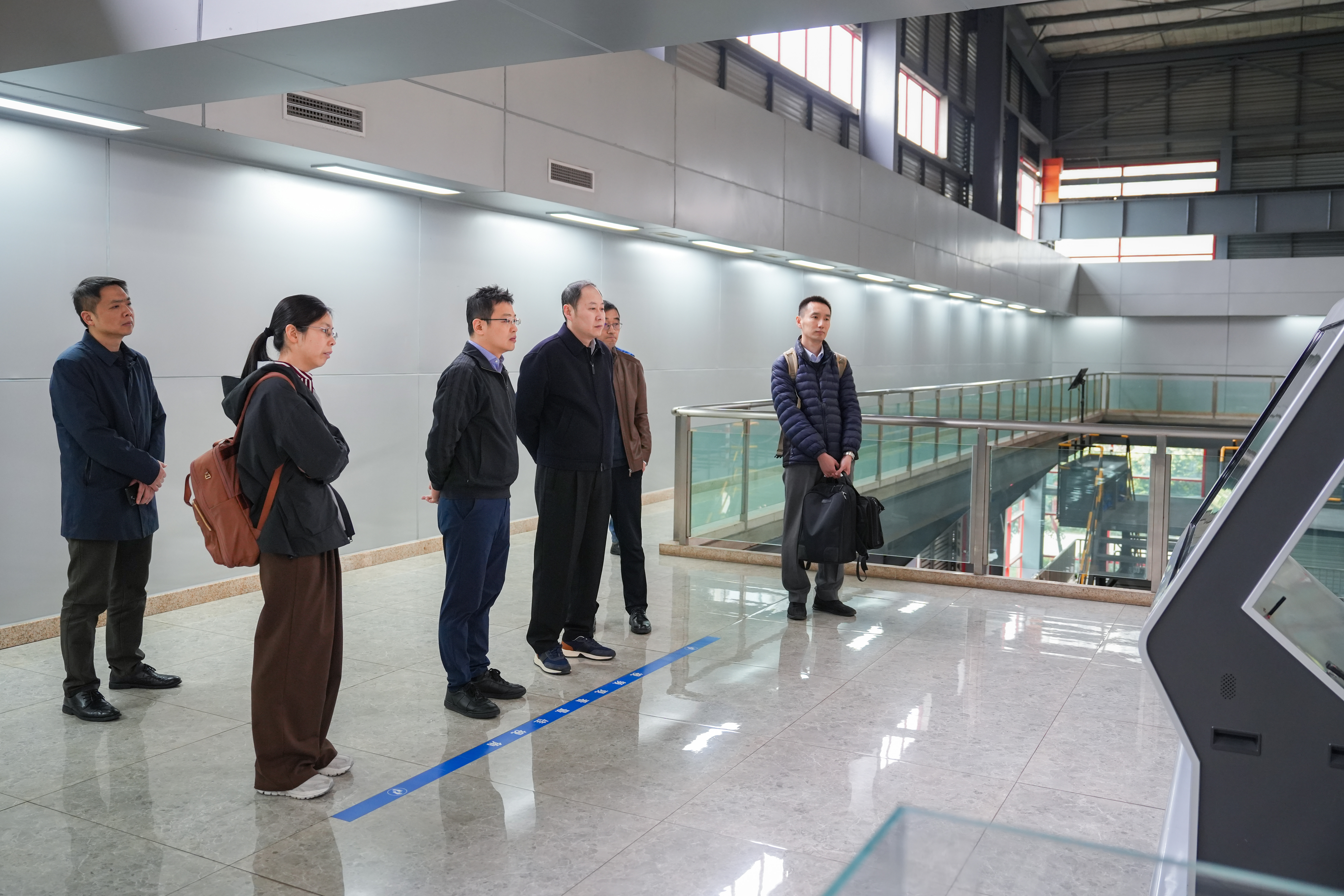 中信環(huán)境黨委委員、副總經(jīng)理王松一行到三峰環(huán)境集團(tuán)考察交流